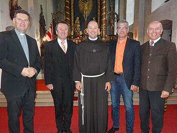 Pater Stanislaus Wentowski (Mitte) ist nun offiziell der neue Leiter des Klosters Kreuzberg.  Foto: Eckert