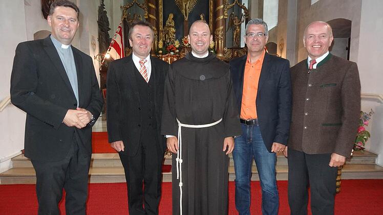 Pater Stanislaus Wentowski (Mitte) ist nun offiziell der neue Leiter des Klosters Kreuzberg.  Foto: Eckert