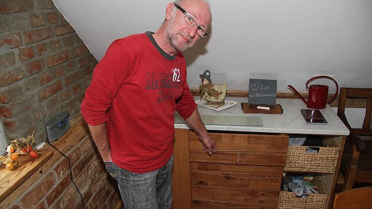 Die Kommode hat eine Abdeckung aus einer alten Steinplatte. Die Schübe lassen sich mit Schnüren öffnen und schließen. Foto: Sonja Adam