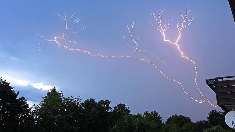 Für nicht von Schäden Betroffene waren die Blitze am Mittwoch Abend ein beeindruckendes Spektakel. Diese hat Heinrich Hoffmann über Waizendorf fotografiert.
