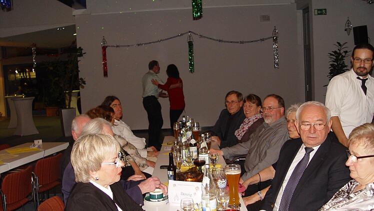 Bunt ging es zu bei den Feiern zum Jahreswechsel. Es wurde getanzt und gelacht. Mit guter Stiummung begrüßten die Gäste das Jahr 2016. Foto: Brigitta Kempe-Wolf