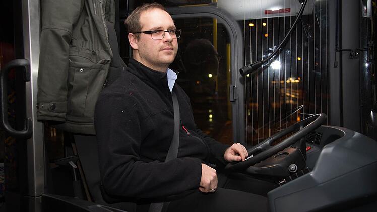 Sympathischer Busfahrer: Daniel Sauer Foto: Matthias Hoch