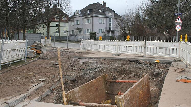 Kurfristige Großbaustelle: Ein Wasserrohrbruch hatte die Frischwasserzufuhr zum Hallenbad lahmgelegt. Foto: Sonja Adam