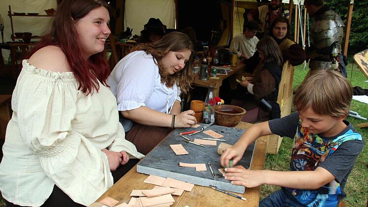 Beim Lagerleben übte sich Noah Ganz (Heilgersdorf) im Leder punzieren, beobachtet von Anna Eisenwiener (links) und Lena Kirchner.