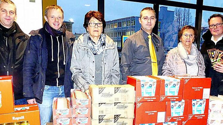 Zufriedene Gesichter bei der Spendenübergabe von Round Table und Old Table im Edeka-Markt Seidl (von rechts): RT146-Präsident Ralf Neuber, stellvertretende Tafel-Vorsitzende Karin Batistella, Edeka-Markt-Inhaber Michael Seidl, Tafel-Beirätin Hildegund Dietz, RT-Vizepräsident Christian Alexy und RT-Schriftführer Thomas Baumgärtner Foto: Dieter Hübner