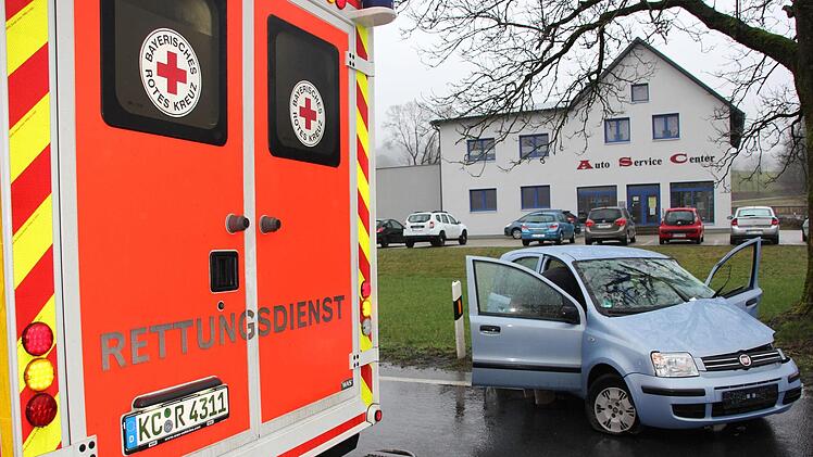 Der Fiat hatte sich nach dem fehlgeschlagenen Einbiegeversuch gedreht. Foto: Andreas Schmitt
