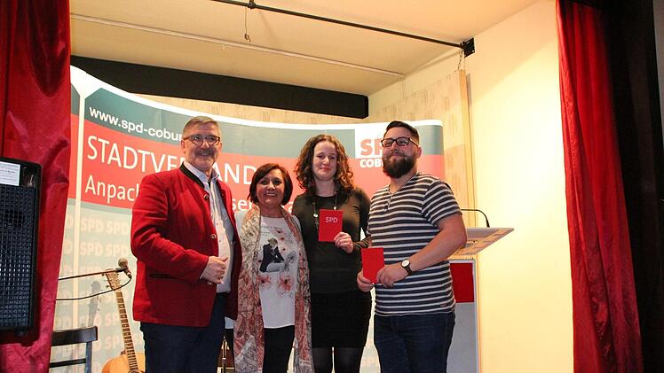 Neueintritte auch in Coburg, ob wegen "Nogroko", blieb offen: Michael Busch und Carmen Schmucker-Brabec mit den Neumitgliedern Denise Harlos und Sören Wagner (von links). Foto: Simone Bastian