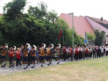 Angeführt vom Spielmannszug bewegten sich die Gottesdienstbesucher in Richtung Festzelt.    Foto: Johanna Blum