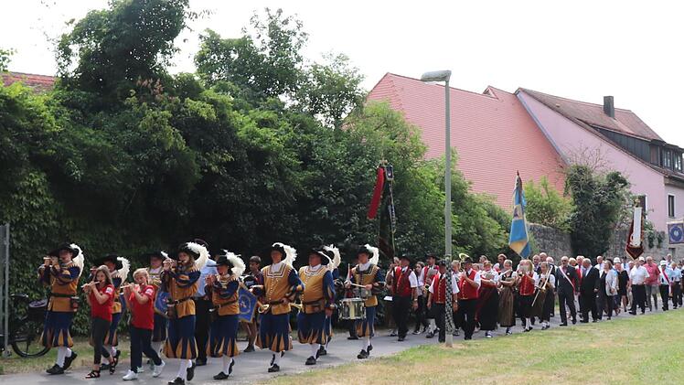Angeführt vom Spielmannszug bewegten sich die Gottesdienstbesucher in Richtung Festzelt.    Foto: Johanna Blum