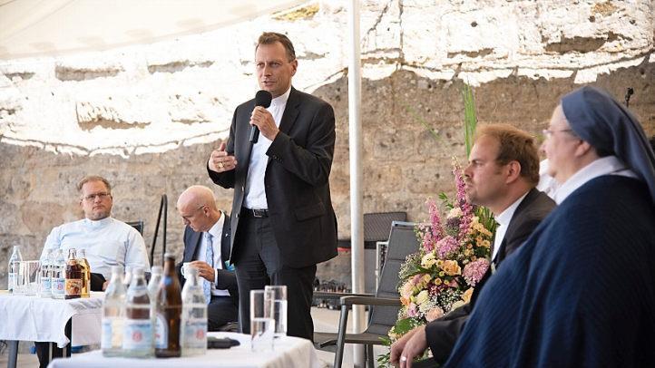 Weihbischof Herwig G&ouml;ssl stellte sich in der Diskussion Fragen aus dem Publikum. Foto: Stefan Reinmann