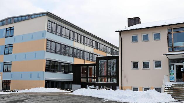 Wenn der Schnee weg ist, beginnen mit dem Abriss des Zwischengangs zwischen Mittel- und Hauptgeb&auml;ude die Bauarbeiten f&uuml;r den Neubau der K&uuml;pser Grundschule mit Turnhalle. Der Mittelbau (rechts) soll bis August abgebrochen sein.