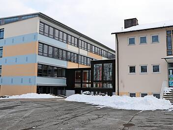 Wenn der Schnee weg ist, beginnen mit dem Abriss des Zwischengangs zwischen Mittel- und Hauptgebäude die Bauarbeiten für den Neubau der Küpser Grundschule mit Turnhalle. Der Mittelbau (rechts) soll bis August abgebrochen sein.