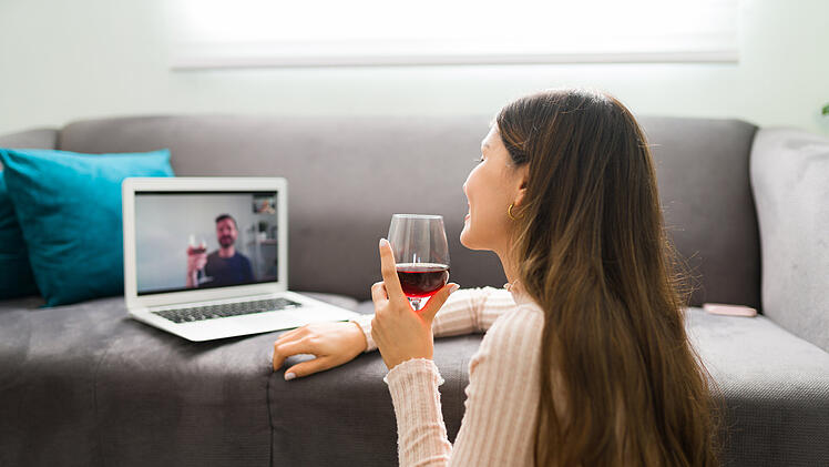 Dating auf Distanz ist jetzt noch einfacher. Das neue Video-Dating-Feature macht es möglich, Singles ganz bequem von zu Hause aus kennenzulernen.