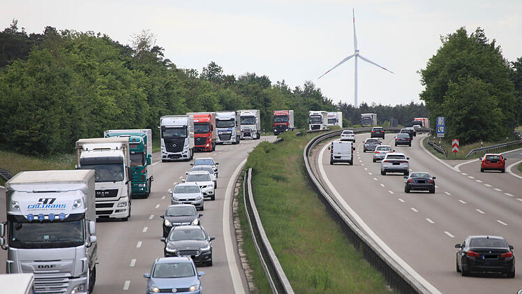 Auf der A6 hat es einen schweren Verkehrsunfall am Freitag gegeben.