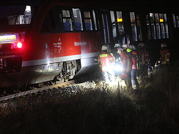 Glück im Unglück: Regionalbahn kollidiert an unbeschrankten Bahnübergang mit Peugeot