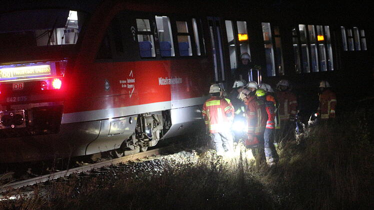 Glück im Unglück: Regionalbahn kollidiert an unbeschrankten Bahnübergang mit Peugeot