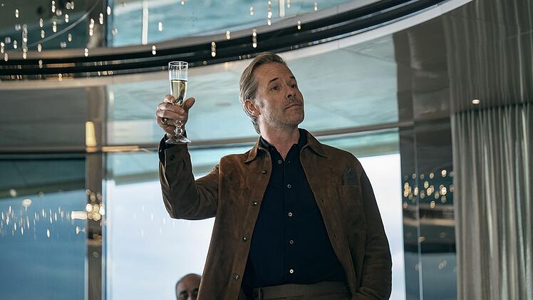 Milliardär Richard Bullmer (Guy Pearce) hat auf seiner Luxusyacht die Mächtigen und Superreichen versammelt - vordergründig für eine exklusive Spendengala.