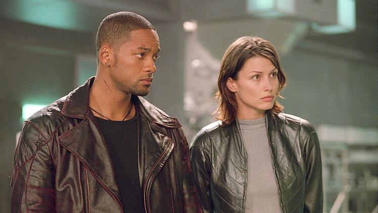 Del Spooner (Will Smith) und Susan Calvin (Bridget Moynahan) haben es mit wild gewordenen Robotern zu tun.