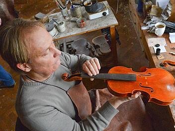 Günter Lobe in seiner kleinen Werkstatt in Bubenreuth: Der Geigenbaumeister hat sich mit seinen Instrumenten in der Fachwelt einen Namen gemacht. Foto: Ronald Rinklef