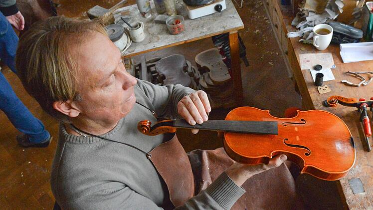 Günter Lobe in seiner kleinen Werkstatt in Bubenreuth: Der Geigenbaumeister hat sich mit seinen Instrumenten in der Fachwelt einen Namen gemacht. Foto: Ronald Rinklef