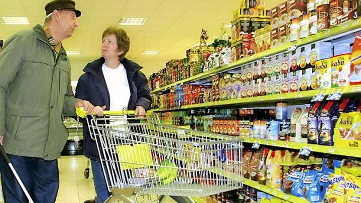 Senioren beim Einkaufen. Viele Ältere sind dabei auf Hilfe angewiesen. Foto: Archiv