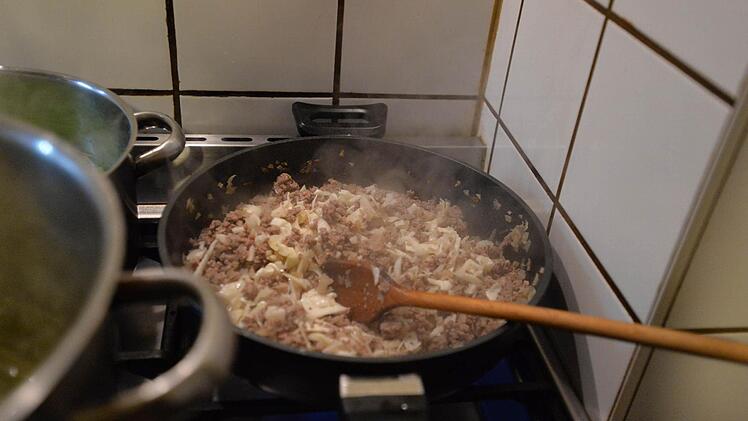 Die Füllung mit Hackfleisch, Zwiebeln und klein geschnittenem Kraut anbraten. Ei und Semmeln kommen hinzu. Früher gab es oft anstatt Fleischfüllung einfach nur eine Semmel-Ei-Füllung. Foto: Ronald Rinklef
