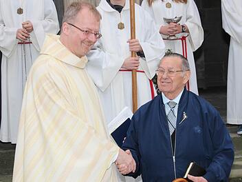 Otto Fischer (rechts) feierte im Jahr 1934 seine erste heilige Kommunion. Regionaldekan Thomas Teuchgräber freute sich gemeinsam mit dem Jubilar. Fotos: Rainer Glissnik