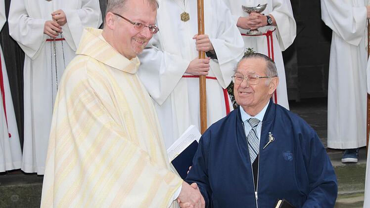 Otto Fischer (rechts) feierte im Jahr 1934 seine erste heilige Kommunion. Regionaldekan Thomas Teuchgräber freute sich gemeinsam mit dem Jubilar. Fotos: Rainer Glissnik