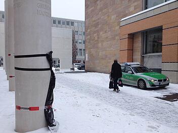 Die rechten Schmierereien, die an der Nürnberger Straße der Menschenrechte angebracht worden waren, wurden abgeklebt. Die Polizei wacht darüber, dass sie nicht wieder freigelegt werden. Foto: Nikolas Pelke