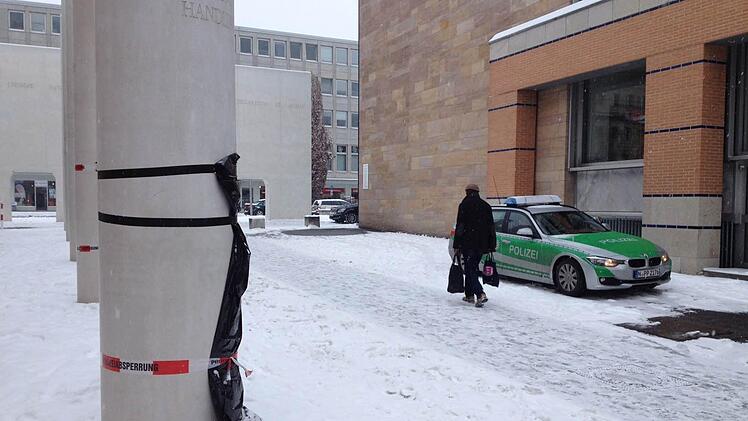 Die rechten Schmierereien, die an der Nürnberger Straße der Menschenrechte angebracht worden waren, wurden abgeklebt. Die Polizei wacht darüber, dass sie nicht wieder freigelegt werden. Foto: Nikolas Pelke