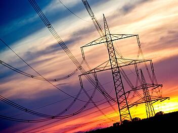 Tennet hat mit dem Bau der Masten für die 380-kV-Leitung begonnen.   Foto: CT-Archiv/Christoph Schmidt, dpa