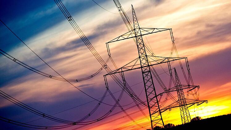 Tennet hat mit dem Bau der Masten für die 380-kV-Leitung begonnen.   Foto: CT-Archiv/Christoph Schmidt, dpa