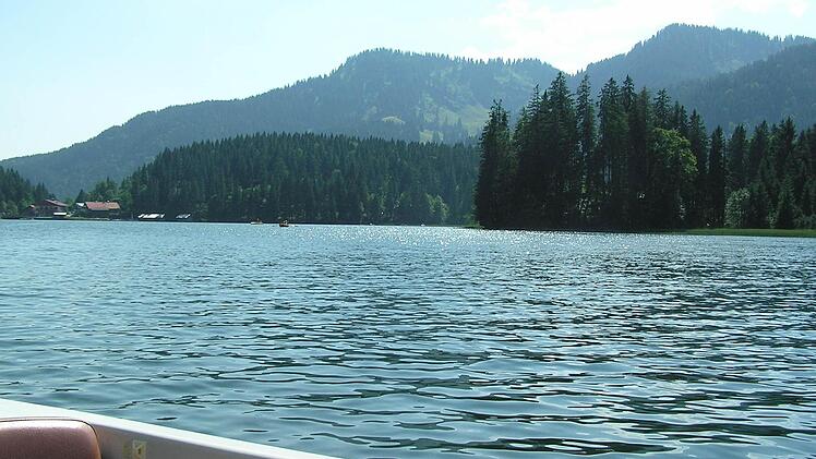 Der Spitzingsee in den Alpen - auf etwas über 1000 Meter Höhe breitet sich der Bergsee aus, umgeben von Natur, wenigen Häusern und einer Kirche. Ein Ort, den ich mit meinem Mann immer wieder gerne aufsuche. Ein Spaziergang um den See mit seinen Schilfflächen in wunderbarer Stille bringt gleich Erholung. Badestrand und Bootsfahrt im Sommer, Langlauftouren im Winter. Der Spitzingsee hat immer seine Reize. Auch das Gipfelglück kann mit Touren zum Beispiel auf die Rotwand erlangt werden. Und über...