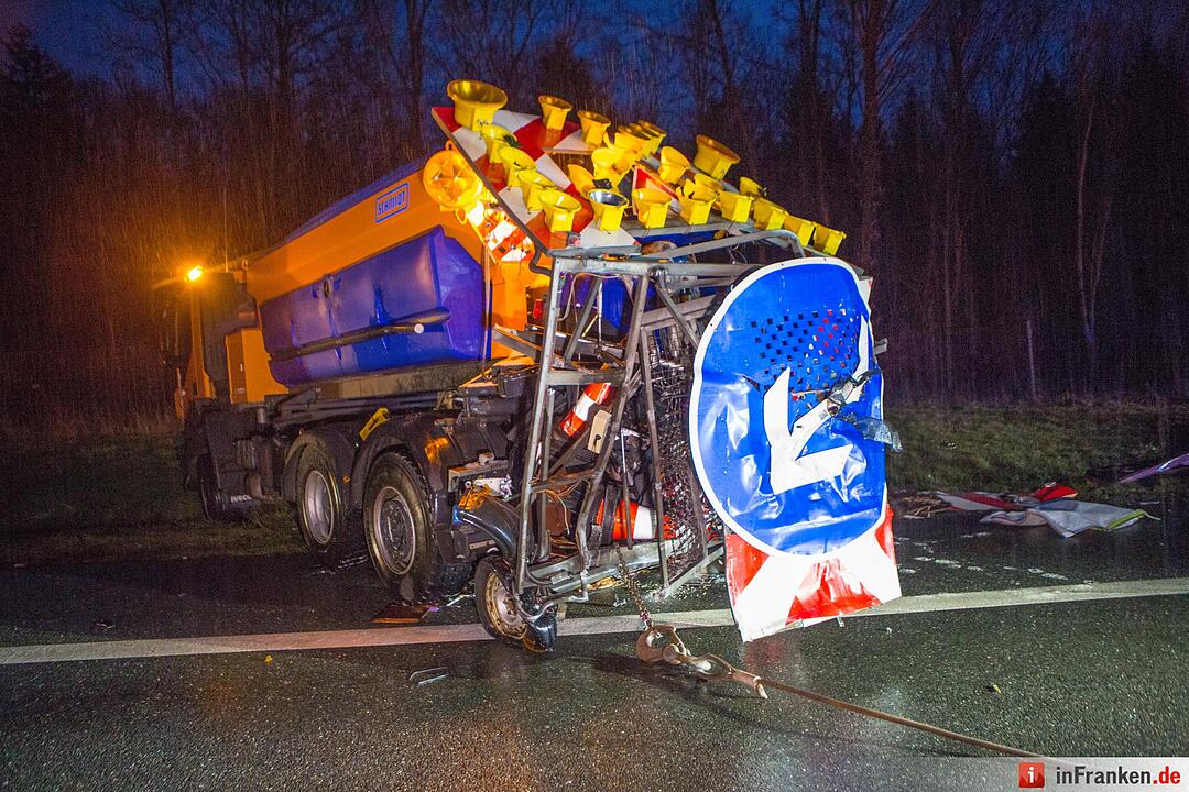 Sattelschlepper kracht in Baustellenabsicherung auf der A9
