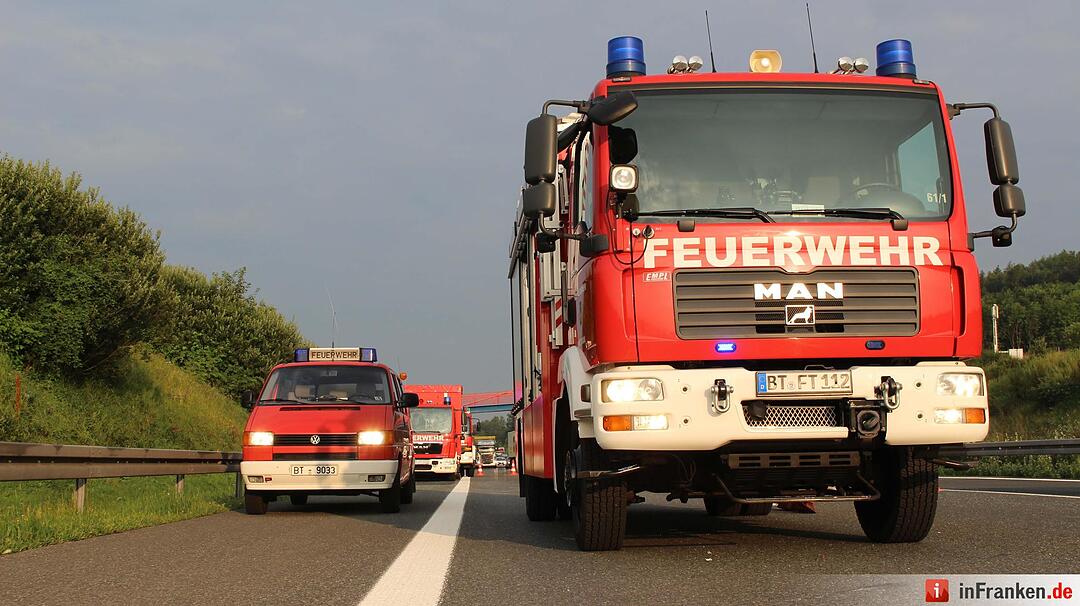 Drei Fahrspuren nach folgenschwerem Auffahrer blockiert - Geladene Autos liegen auf der Autobahn