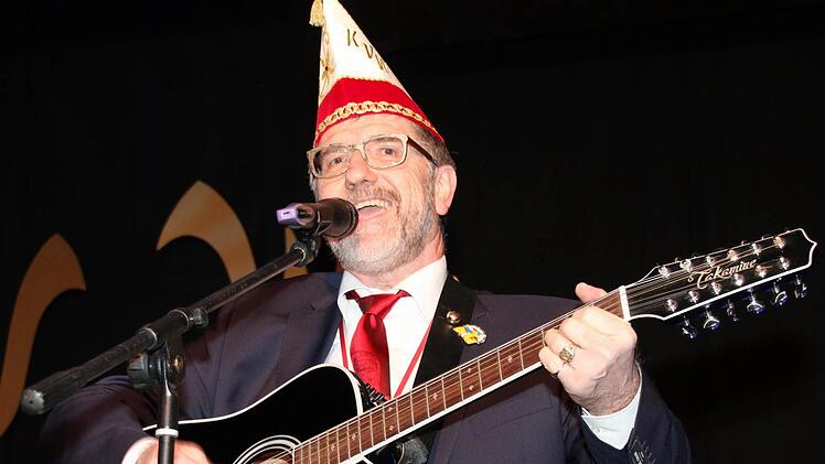 Musikalisch begrüßte Landrat Michael Busch die Gäste. Foto: Bettina Knauth