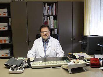 Dr. Egbert Müller hat die Reckendorfer Hausarztpraxis 1986 von seinem Vater übernommen, doch in wenigen Wochen ist Schluss. Foto: Stefan Fößel