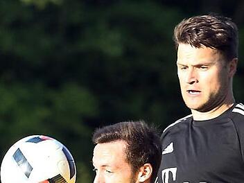 Am Donnerstag behaupteten sich die Ebensfelder mit Dominik Eideloth (links) beim TSV Breiteng&uuml;&szlig;bach - hier mit dem Torsch&uuml;tzen zum 1:0 Waldemar Mayer - pr&auml;chtig und siegten. Am Sonntag beim SV D&ouml;rfleins wollen sie nachlegen.  Foto: sportpress