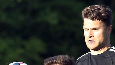 Am Donnerstag behaupteten sich die Ebensfelder mit Dominik Eideloth (links) beim TSV Breiteng&uuml;&szlig;bach - hier mit dem Torsch&uuml;tzen zum 1:0 Waldemar Mayer - pr&auml;chtig und siegten. Am Sonntag beim SV D&ouml;rfleins wollen sie nachlegen.  Foto: sportpress