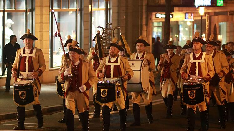 Coburger im Zeichen des 150. CC-Pfingstkongresses: Fackelzug und nächtliche Feierstunde auf dem Marktplatz.Foto: Jochen Berger