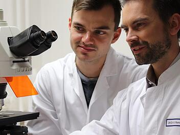 Andreas Ramming (rechts), Oberarzt und Facharzt für Innere Medizin und Rheumatologie am Universitätsklinikum Erlangen, freut sich, es endlich geschafft zu haben: "Es war eine Riesenteamleistung." Links Thomas Wohlfahrt, der erste wissenschaftliche Doktorand des Rheumatologen.Werner Reißaus