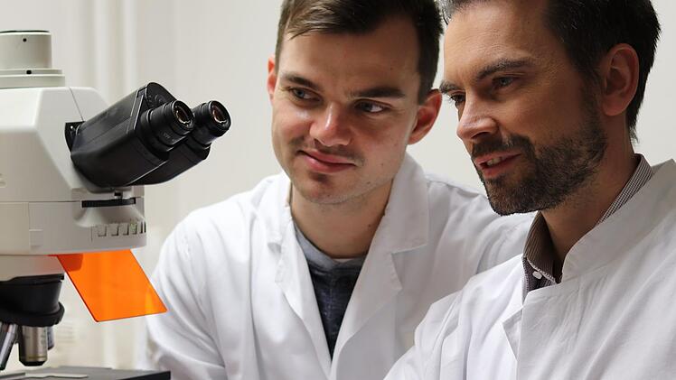 Andreas Ramming (rechts), Oberarzt und Facharzt für Innere Medizin und Rheumatologie am Universitätsklinikum Erlangen, freut sich, es endlich geschafft zu haben: "Es war eine Riesenteamleistung." Links Thomas Wohlfahrt, der erste wissenschaftliche Doktorand des Rheumatologen.Werner Reißaus