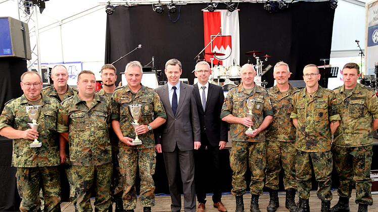 Die Sieger des militärischen Vielseitigkeitswettkampfes von der RK Röbersdorf, Hauptfeldwebel Harald  Seeberger (3. v. l.) und Obergefreiter Christian Tenta (2. v. l.), rechts   Ralph Batz und Markus Schirmer vom Jubiläumsverein Foto: Franz Galster