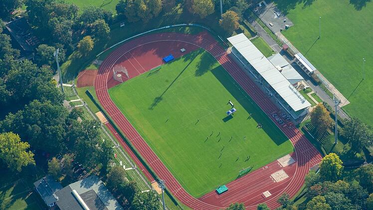 Das Fuchspark-Stadion soll saniert werden. Ein Großteil der Kosten wird wohl auf das Stadioninnere entfallen. Foto: Ronald Rinklef