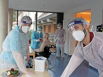 Soldaten helfen im Pflegeheim Streitberg mit.  Foto: Paul Pöhlmann