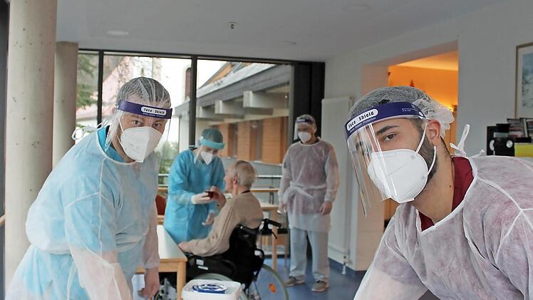 Soldaten helfen im Pflegeheim Streitberg mit.  Foto: Paul Pöhlmann