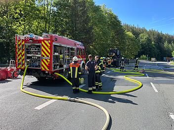 Harvester geht auf Bundesstra&szlig;e in Flammen auf: Holzerntemaschine komplett ausgebrannt
