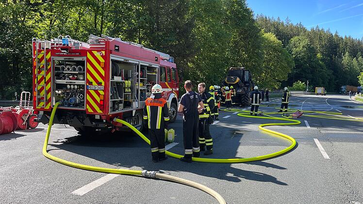 Harvester geht auf Bundesstra&szlig;e in Flammen auf: Holzerntemaschine komplett ausgebrannt