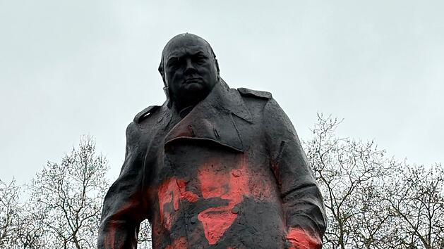 Ber&uuml;hmte Statue von Churchill in London beschmiert