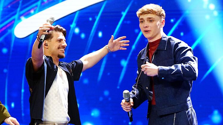 Der vierte Finalist wird Tyrell. Kontrahent Paco freut sich mit ihm.